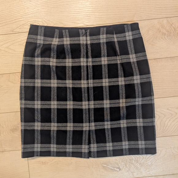 Banana Republic Black and Gray Plaid Mini Skirt - Picture 2 of 3